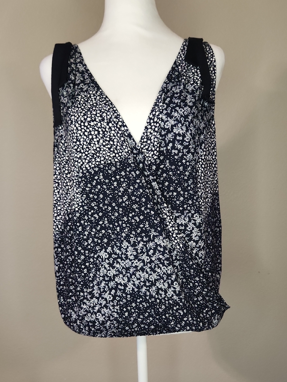 Bobeau Floral Surplice Navy Ditzy Sleeveless Top Medium